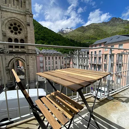 Lumineux Au Centre De Avec Terrasse Et Garage - Fr-1-812-136 * Cauterets