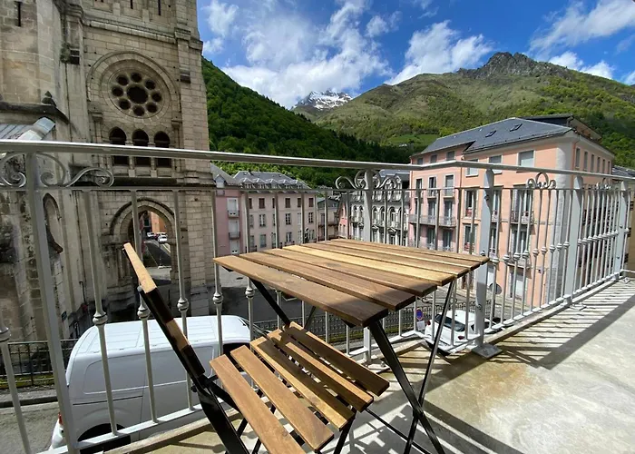 Lumineux Au Centre De Avec Terrasse Et Garage - Fr-1-812-136 * Cauterets