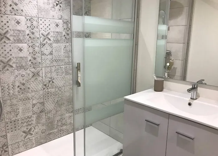 Lumineux Au Centre De Avec Terrasse Et Garage - Fr-1-812-136 * Cauterets